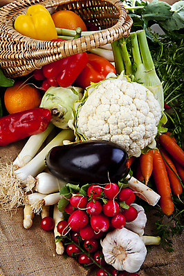 포토 JPG 해외이미지 음식 백그라운드 농업 다이어트 토마토 채소 재료 자연 가지 양파 건강 마늘 사람없음 초록색 갈색 바구니 상점 정원 당근 샐러드 종 신선 시장 수집 배열 유기농 양배추 아스파라거스 날것 부추 후추 모음 흙더미 강렬 채식주의자 총각무 콜라비 회향 해외202004 해외포토 식물 웰빙 산업 컬러 뿌리채소 한글 흙 무 향신료 생태계 채식 파일형식 더미 이미지허브