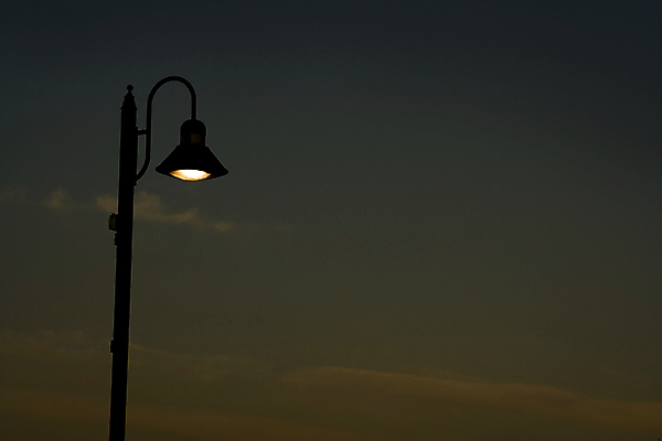 포토 JPG 해외이미지 디자인 실루엣 백그라운드 가로등 전구 하늘 조명 거리 사람없음 건물 장식 빛 일몰 등불 램프 도시 역사 클래식 야간 복고 타운 옛날 스타일 해외202004 해외포토 자연요소 건축물 공공시설 컨셉 촬영기법 노을 파일형식 이미지허브