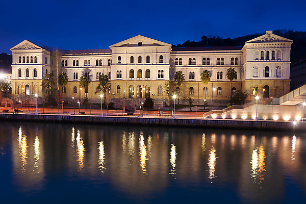 포토 JPG 해외이미지 유럽 여행 건축양식 전등 조명 풍경 사람없음 건물 강 반사 어둠 일몰 운명 도시 역사 스페인 야간 대학교 빛망울 해외202004 해외포토 자연요소 건축물 건축 나라 학교 빛 노을 파일형식 이미지허브