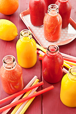 포토 JPG 해외이미지 음료 분홍색 오렌지 과일 수박 쟁반 건강 빨대 사람없음 빨간색 컬러풀 노란색 주스 추위 수확 신선 아침식사 자주색 레몬 상쾌 유기농 산딸기 망고 스무디 해외202004 해외포토 웰빙 감정 컬러 농업 식사 열대과일 파일형식 이미지허브