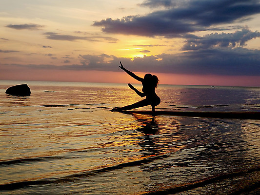 포토 JPG 해외이미지 라이프스타일 여자 행복 실루엣 바다 백그라운드 자연 하늘 건강 한명 사람 야외 물 비키니 햇빛 태양 우주 일출 일몰 오픈 해외202004 해외포토 자연요소 1 수영복 감정 촬영기법 생활 노을 생태계 파일형식 이미지허브