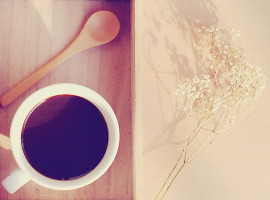 포토 JPG 해외이미지 디자인 꽃 커피 음료 자연 쟁반 따뜻함 사람없음 목재 장식 컵 갈색 숟가락 가을 흰색 달콤 아침식사 복고 부드러움 에스프레소 리빙 내추럴 블랙커피 해외202004 해외포토 나무 식물 식기 계절 컬러 재료 수저 식사 감각 맛 생태계 파일형식 이미지허브