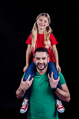 포토 JPG 해외이미지 전신 라이프스타일 웰빙 응시 여자 남자 딸 행복 어린이 가족 관계 휴식 함께함 사랑 사람 두명 세로 우정 기쁨 육아 목말 아빠 장면 업기 고립 진짜 해외202004 해외포토 시선 감정 컨셉 모션 생활 친구 파일형식 이미지허브