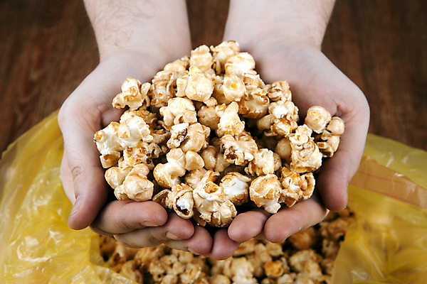 포토 JPG 해외이미지 손 음식 가방 공 디저트 패스트푸드 건강 옥수수 요리 사람없음 쿠키 과자 황금 달콤 맛 아침식사 정크푸드 설탕 굽기 팝콘 패키지 흙더미 점심식사 캐러멜 많음 해외202004 해외포토 잡화 컨셉 곡류 신체부위 식사 흙 인스턴트 구이 파일형식 더미 이미지허브