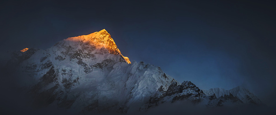 포토 JPG 해외이미지 아시아 여행 자국 자연 하늘 산 따뜻함 파노라마 풍경 경사 사람없음 야외 파란색 얼음 일몰 새벽 트래킹 하이킹 바위 정상 큼 고도 엽서 장면 암초 네팔 골 절정 히말라야 해외202004 해외포토 자연요소 나라 컬러 레저 촬영기법 노을 돌_바위 크기 편지 생태계 파일형식 산맥 이미지허브