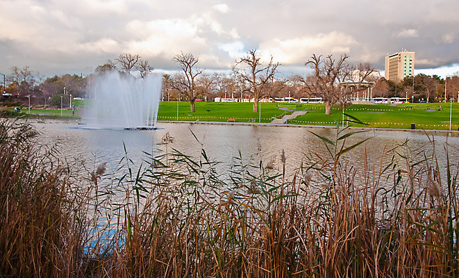 포토 JPG 해외이미지 라이프스타일 공원 건축양식 하늘 풍경 사람없음 야외 건물 물 강 도시풍경 도시 센터 호주 남쪽 해외202004 해외포토 자연요소 건축물 공공시설 건축 생활 오세아니아 방향 파일형식 이미지허브