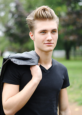 포토 JPG 해외이미지 백인 모델 1 라이프스타일 옷 남자 셔츠 거리 한명 미소 사람 성인 야외 파란색 금발 유행 검은색 재킷 흰색 표현 도시 자신감 가죽 스마트 역동적 심각 스타일 해외202004 해외포토 서양인 헤어스타일 감정 컬러 컨셉 상의 표정 생활 외투 파일형식 이미지허브