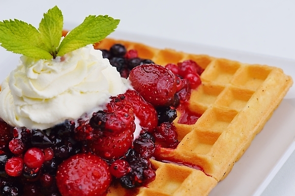 포토 JPG 해외이미지 스튜디오촬영 접시 딸기 아이스크림 사람없음 달콤 크림 블루베리 산딸기 블랙베리 와플 해외202004 해외포토 식기 과일 디저트 실내 맛 파일형식 이미지허브