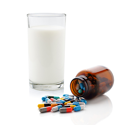 포토 JPG 해외이미지 음료 음식 백그라운드 유리 건강 사람없음 빨간색 알약 약 반사 흐름 우유 흰색 신선 붓기 떨어짐 상품 약국 먹기 고립 해외202004 해외포토 컬러 컨셉 의학 모션 재질 유제품 파일형식 이미지허브