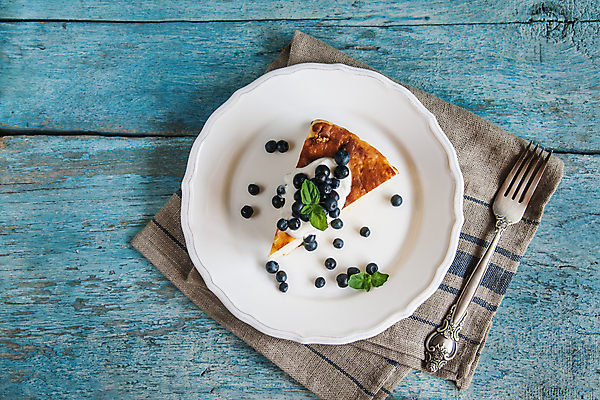 포토 JPG 해외이미지 포크 디저트 실내 사람없음 하이앵글 식탁보 블루베리 치즈케이크 나무배경 해외202004 해외포토 식기 음식 뷰포인트 백그라운드 과일 내부 케이크 파일형식 이미지허브