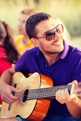 포토 JPG 해외이미지 주간 남자 음악 연주 한명 상반신 성인 야외 옆모습 아웃포커스 선글라스 기타 즐거움 기타리스트 성인남자한명만 해외202004 해외포토 자연요소 1 감정 안경 뷰포인트 현악기 문화예술 촬영기법 사람 연주자 남자한명만 성인남자만 파일형식 이미지허브