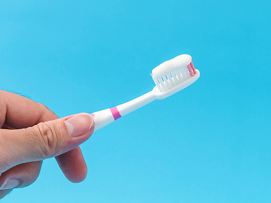 포토 JPG 해외이미지 라이프스타일 손 백그라운드 아침 건강 사람 성인 사람없음 약 장비 욕실 흰색 잡기 붓 입 치아 보호 씻기 빨래 칫솔 오브젝트 싱글 치과의사 반죽 치약 팔 고립 돌봄 위생관리 해외202004 해외포토 주간 컬러 컨셉 가사 의학 모션 관리 생활 신체부위 위생용품 청결 의사 소화기관 파일형식 이미지허브