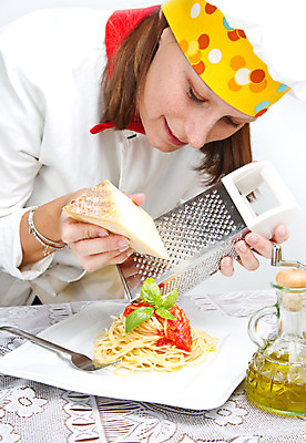 포토 JPG 해외이미지 백인 직업 1 접시 손 응시 남자 행복 음식 유니폼 토마토 채소 재료 호텔 파스타 실내 건강 요리 한명 사람 성인 장식 주방 식당 요리사 식사 저녁식사 이탈리아 샐러드 흰색 잡기 업무 고명 지중해 준비 바질 캡모자 해외202004 해외포토 서양인 모자_잡화 식기 시선 옷 감정 유럽 바다 컬러 모션 숙소 서양음식 내부 신체부위 상점 작업 파일형식 이미지허브