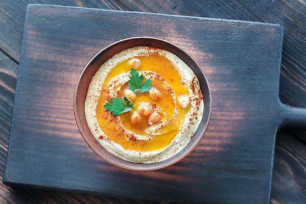 포토 JPG 해외이미지 그릇 실내 사람없음 하이앵글 나무도마 병아리콩 중동음식 나무배경 해외202004 훔무스 해외포토 식기 음식 뷰포인트 백그라운드 콩 도마 내부 목재 파일형식 이미지허브