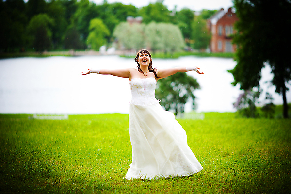 포토 JPG 해외이미지 나무 백인 1 응시 드레스 공원 행복 포즈 결혼 장난 자연 결혼식 사랑 한명 서기 미소 웃음 성인 야외 유행 흰색 물방울 가운 화려 기다림 우아함 만족 흥분 부드러움 해외202004 해외포토 서양인 식물 시선 옷 공공시설 감정 컬러 컨셉 모션 표정 사람 이벤트 감각 생태계 파일형식 이미지허브