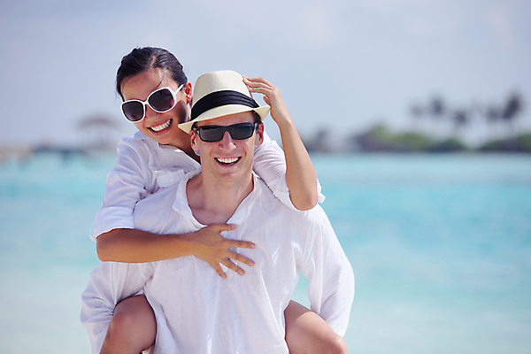 포토 JPG 해외이미지 주간 라이프스타일 커플 여자 남자 데이트 휴식 사랑 미소 상반신 성인 해변 야외 두명 앞모습 여름 선글라스 맑음 업기 성인만 해외202004 해외포토 자연요소 계절 감정 안경 바다 뷰포인트 컨셉 관계 모션 날씨 표정 사람 생활 파일형식 이미지허브