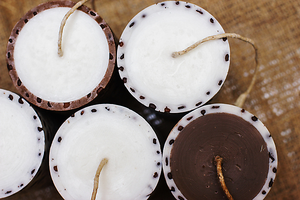 포토 JPG 해외이미지 전통 디자인 커피 백그라운드 컨셉 잎 크리스마스 겨울 패턴 촛불 공 불 휴가 불꽃 친절 콩 따뜻함 사람없음 내부 목재 장식 빛 갈색 새벽 수확 흰색 나뭇가지 시골 축하 우아함 야간 심볼 질감 구성 실린더 옛날 왁스 핸드메이드 해외202004 해외포토 자연요소 나무 식물 계절 기념일 음료 컬러 무늬 농업 재료 초 곡류 파일형식 이미지허브