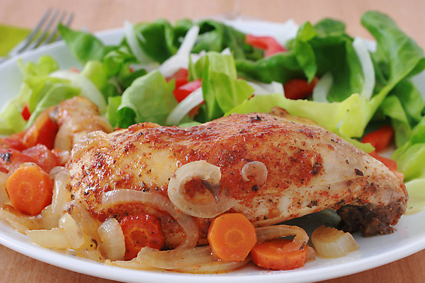 포토 JPG 해외이미지 접시 음식 포크 채소 사람없음 빨간색 초록색 식사 저녁식사 치킨 샐러드 튀김 흰색 칼 상추 냅킨 후추 점심식사 해외202004 해외포토 식기 컬러 향신료 닭고기요리 파일형식 이미지허브