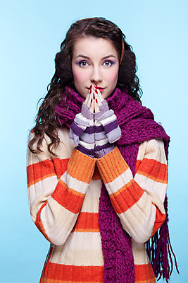 포토 JPG 해외이미지 백인 모델 라이프스타일 손 응시 드레스 옷 여자 포즈 장갑 장난 갈색머리 한명 사람 빨간색 파란색 목도리 흰색 표현 스웨터 제비꽃 해외202004 손모아장갑 해외포토 서양인 1 헤어스타일 시선 잡화 꽃 컬러 상의 생활 신체부위 파일형식 이미지허브