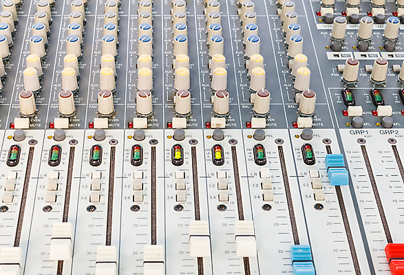 포토 JPG 해외이미지 직업 손 선 음악 노래 손가락 손잡이 미술 서기 사람없음 디지털 소리 음악가 듣기 장비 판넬 엔지니어 볼륨 혼합 믹서 DJ 책상 라디오 신호 전자 오디오 방송 아날로그 스테레오 위로 떨림 섞기 제어 채널 프로듀서 많음 해외202004 해외포토 가구 컨셉 모션 문화예술 신체부위 전자제품 기술자 파일형식 이미지허브