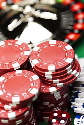 포토 JPG 해외이미지 실내 사람없음 아웃포커스 쌓기 포커칩 도박 카지노 주사위 룰렛 겜블 해외202004 해외포토 모션 촬영기법 내부 게임 포커 파일형식 이미지허브