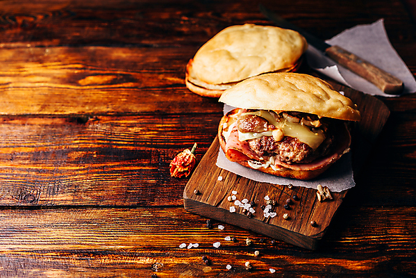 포토 JPG 해외이미지 패스트푸드 실내 사람없음 햄버거 칼 향신료 소금 나무도마 나무탁자 수제햄버거 통후추 종이호일 해외202004 해외포토 탁자 도마 내부 목재 인스턴트 후추 향미료 파일형식 이미지허브