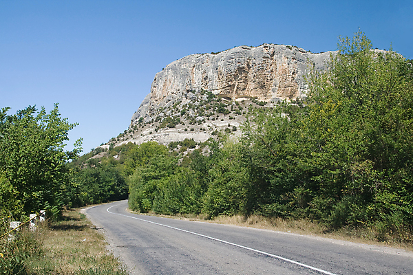 포토 JPG 해외이미지 나무 도로 선 여행 곡선 자연 하늘 휴가 산 풍경 사람없음 야외 여름 파란색 햇빛 태양 노란색 맑음 운전 차도 자유 바위 고속도로 아스팔트 언덕 지역 암초 굴곡 우크라이나 소멸 해외202004 해외포토 자연요소 식물 계절 유럽 길 컬러 컨셉 교통시설 모션 날씨 돌_바위 생태계 파일형식 이미지허브