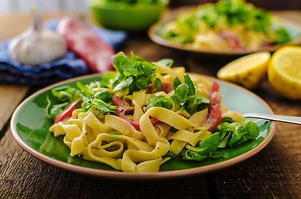 포토 JPG 해외이미지 전통 접시 음식 백그라운드 포크 토마토 탁자 파스타 건강 스파게티 요리 사람없음 목재 초록색 주방 식당 식사 저녁식사 이탈리아 흰색 시골 신선 면 맛 지중해 먹기 해산물 유기농 날것 만들기 레시피 바질 점심식사 바이오 페투치네 핸드메이드 탈리아텔레 해외202004 해외포토 나무 식기 웰빙 유럽 바다 컬러 가구 컨셉 채소 재료 모션 서양음식 상점 파스타면 파일형식 이미지허브