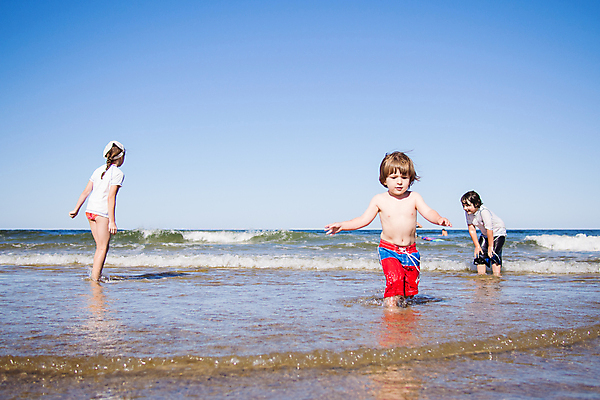 포토 JPG 해외이미지 백인 라이프스타일 어린이 파도 바다 가족 자연 놀이 소년 야외 세명 물 언니 남동생 해외202004 해외포토 자연요소 서양인 남자 관계 사람 생활 생태계 자매 동생 파일형식 이미지허브