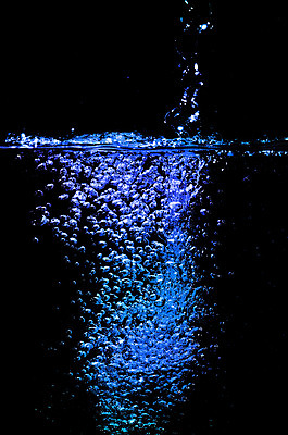 포토 JPG 해외이미지 물결 음료 파도 백그라운드 모션 자연 사람없음 물 파란색 빛 검은색 수중 목욕 거품 습기 젖음 흐름 물방울 신선 투명 액체 떨어짐 빨래 매끈함 수분 갈증 순수 그림 효과 해외202004 해외포토 자연요소 바다 컬러 컨셉 가사 청결 감각 생태계 파일형식 이미지허브