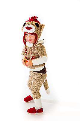 포토 JPG 해외이미지 스튜디오촬영 계절 어린이 장난 휴가 양말 사탕 한명 소년 할로윈 가을 흰색 원숭이 대접 흰배경 유인원 10월 고립 핸드메이드 해외202004 해외포토 1 남자 컬러 백그라운드 포유류 디저트 실내 사람 날짜 파일형식 이미지허브