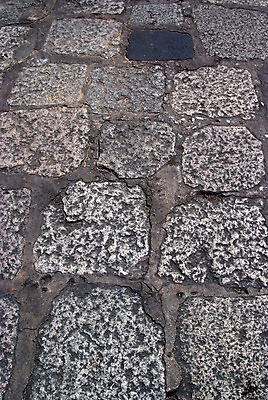 포토 JPG 해외이미지 모양 전통 디자인 영어 도로 길 선 백그라운드 패턴 건축양식 표면 추상 벽돌 영국 잉글랜드 거리 바닥 사람없음 빛 스크린 검은색 어둠 블록 회색 수확 조약돌 시골 고속도로 역사 닫기 오솔길 큐브 휴양지 질감 정사각형 땅바닥 방법 옛날 화강암 해외202004 해외포토 도형 문자 건축 유럽 컬러 무늬 농업 교통시설 모션 장소 암석 돌_바위 파일형식 이미지허브