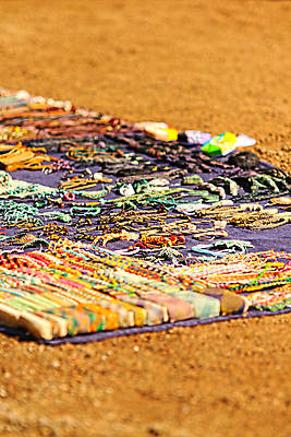 포토 JPG 해외이미지 유럽 여행 백그라운드 돈 비즈니스 목걸이 거리 바닥 사람없음 야외 장식 쇼핑 컬러풀 판매 세일 상점 금속 골동품 도시 시장 재산 황금 고급 구매 은색 상품 보석 무역 소매 보물 땅바닥 매각 많음 해외202004 해외포토 나라 산업 컬러 컨셉 장신구 재질 금융 광석 파일형식 이미지허브