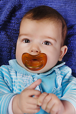 포토 JPG 해외이미지 백인 옷 얼굴 어린이 포즈 건강 한명 파란색 컬러풀 아기 신생아 닫기 달콤 빨다 매끈함 거짓말 결백 돌봄 해외202004 해외포토 서양인 1 컬러 모션 사람 신체부위 감각 맛 파일형식 이미지허브