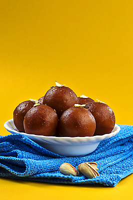 포토 JPG 해외이미지 전통 접시 아시아 음식 다이어트 과일 공 디저트 건조 요리 동양인 사람없음 파티 축제 식사 우유 튀김 축하 대접 원형 달콤 맛 폐기물 설탕 인도인 냅킨 시럽 칼로리 북쪽 남쪽 경단 깊이 인기 파키스탄 피스타치오 스타일 해외202004 해외포토 도형 외국인 식기 나라 컨셉 유제품 건강 인종 이벤트 견과류 쓰레기 방향 파일형식 이미지허브