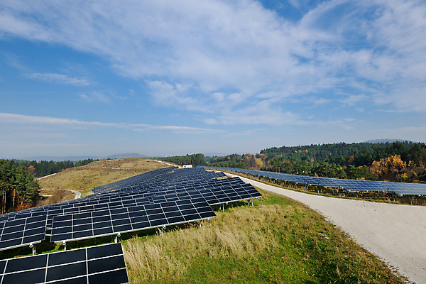 포토 JPG 해외이미지 주간 구름 길 하늘 산 사람없음 야외 숲 태양에너지 집열판 해외202004 해외포토 자연요소 그린에너지 파일형식 이미지허브