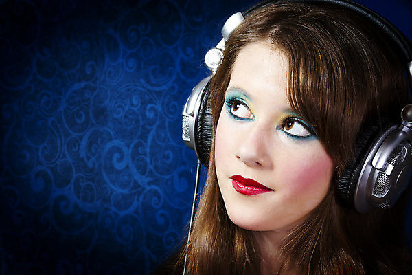 포토 JPG 해외이미지 모델 라이프스타일 응시 여자 행복 얼굴 음악 이어폰 백그라운드 휴식 요정 한명 미소 사람 10대 파란색 빛 청춘 유행 검은색 헤드폰 소리 꿈 듣기 도시 오디오 공상 뮤지컬 해외202004 해외포토 1 시선 감정 컬러 음향기기 컨셉 모션 청소년 문화예술 표정 생활 신체부위 전자제품 파일형식 이미지허브