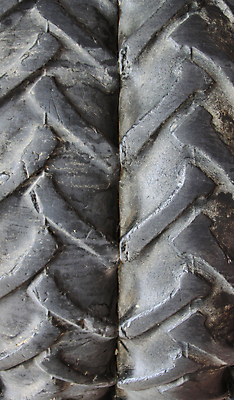 포토 JPG 해외이미지 산업 도로 백그라운드 패턴 농업 부분 교통시설 자동차 사람없음 세로 검은색 장비 덮개 바퀴 결합 속도 질감 타이어 트랙 트랙터 고무 보호자 비포장도로 오프로드 자동 해외202004 해외포토 길 육상교통 컬러 교통 무늬 뚜껑 농기계 시설 특수차량 파일형식 이미지허브