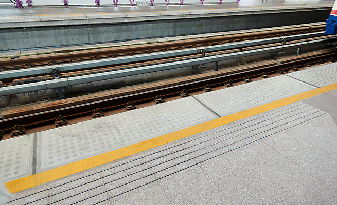 포토 JPG 해외이미지 디자인 도로 선 여행 백그라운드 컨셉 십자가 패턴 교통시설 태국 출입구 화살 거리 바닥 경고 안전 사람없음 야외 세로 노란색 기차 도시 전철 역 위험 도착 심볼 사인 보안 규칙 단상 그만 방법 선로 콘크리트 해외202004 해외포토 아시아 길 육상교통 컬러 교통 무늬 대중교통 시설 파일형식 이미지허브