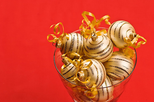 포토 JPG 해외이미지 백그라운드 크리스마스 공 유리 휴가 새해 사람없음 장식 빨간색 축하 화려 사발 황금 질감 여의주 해외202004 해외포토 기념일 컬러 컨셉 재질 사기그릇 파일형식 이미지허브