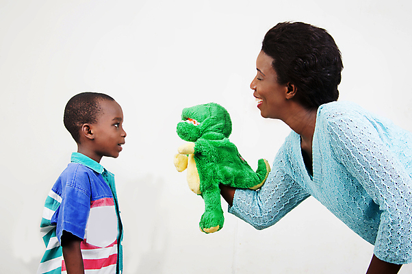 포토 JPG 해외이미지 응시 어린이 놀이 주택 사람 내부 두명 초록색 파란색 장난감 무서움 해외202004 해외포토 시선 감정 컬러 건물 파일형식 이미지허브