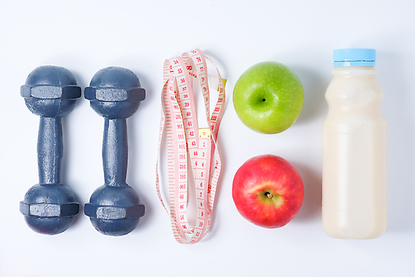 포토 JPG 해외이미지 조각 백그라운드 다이어트 과일 휴식 건강 사람없음 빨간색 초록색 우유 흰색 최고 사과 몸무게 먹기 날씬함 측정 얇은 적자 해외202004 해외포토 컬러 컨셉 모션 유제품 몸매 파일형식 이미지허브