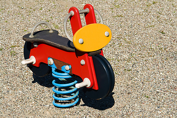 포토 JPG 해외이미지 공원 장난 놀이 사람없음 야외 목재 컬러풀 장난감 자전거 봄 활발 기쁨 장비 오토바이 게임 도시 놀이터 승차 오브젝트 그네 싱글 해외202004 해외포토 나무 계절 공공시설 감정 컬러 컨셉 재료 모션 바이크 파일형식 이미지허브