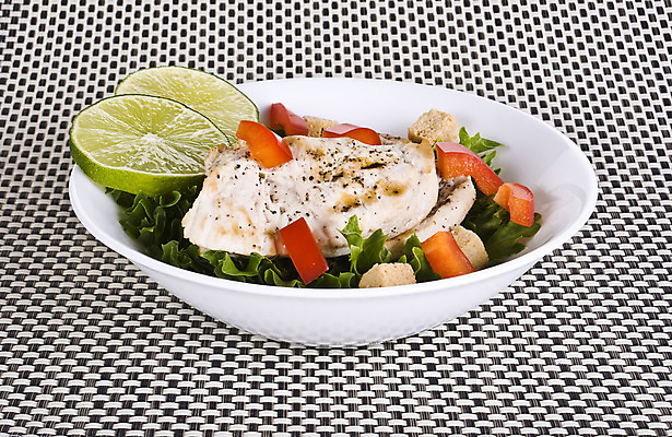 포토 JPG 해외이미지 식기 음식 채소 재료 고추 건강 요리 사람없음 가로 주방 식사 치킨 샐러드 기구 조미료 사발 상품 상추 먹기 브런치 라임 레시피 북쪽 시저샐러드 로메인상추 해외202004 해외포토 과일 모션 사기그릇 방향 닭고기요리 향미료 파일형식 이미지허브