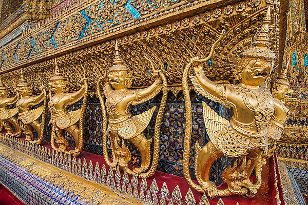 포토 JPG 해외이미지 전통 아시아 문화 선 벽 조각 여행 불교 건축양식 태국 조류 미술 동양인 사람없음 건물 장식 조각상 여행객 금속 궁전 발코니 사찰 영혼 역사 황금 악마 심볼 방콕 에메랄드 동쪽 옛날 해외202004 해외포토 동물 건축물 건축 나라 종교 고건축 종교건축 재질 문화예술 사람 인종 조형물 보석 방향 파일형식 이미지허브