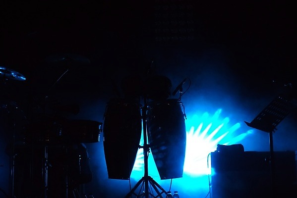 포토 JPG 해외이미지 유럽 음악 노래 타악기 이벤트 사람없음 빨간색 파란색 파티 축제 소리 콘서트 공연 음악가 무대 기구 도시 지중해 포르투갈 드럼 F 리듬 팝 해외202004 해외포토 직업 알파벳 나라 악기 바다 컬러 문화예술 파일형식 이미지허브