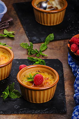 포토 JPG 해외이미지 그릇 실내 사람없음 민트 산딸기 돌판 크렘브륄레 갈색배경 해외202004 해외포토 식기 백그라운드 과일 디저트 내부 갈색 돌_바위 허브 파일형식 이미지허브