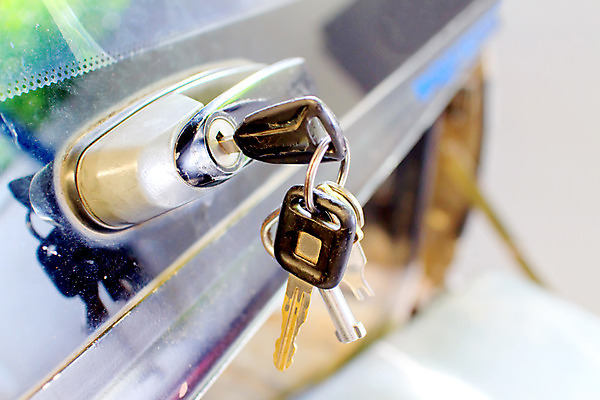 포토 JPG 해외이미지 손 도로 백그라운드 컨셉 신체 손가락 자동차 성공 열쇠 새로움 손바닥 선물 안전 사람 사람없음 내부 세일 믿음 금속 검은색 운전 자유 흰색 반지 잡기 오픈 구매 은색 플라스틱 오브젝트 서비스 속도 잠금 보안 멀리 고립 무료 자동 제어 철강 헬프 해외202004 해외포토 감정 길 육상교통 컬러 장신구 교통시설 모션 재질 신체부위 쇼핑 도움 파일형식 이미지허브