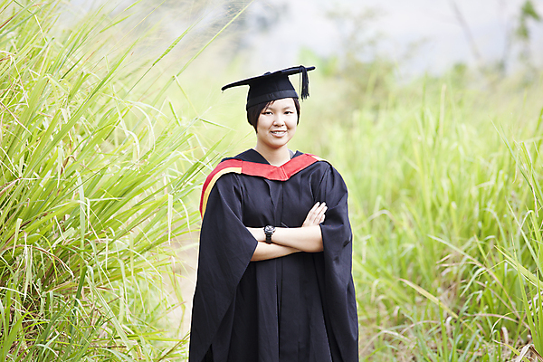 포토 JPG 해외이미지 학생 응시 여자 교육 얼굴 포즈 졸업 학교 성공 졸업생 사랑 한명 미소 사람 동양인 성인 야외 우주 중국 가운 끝 대학교 캡모자 해외202004 해외포토 모자_잡화 1 시선 옷 감정 아시아 컨셉 표정 인종 신체부위 파일형식 이미지허브
