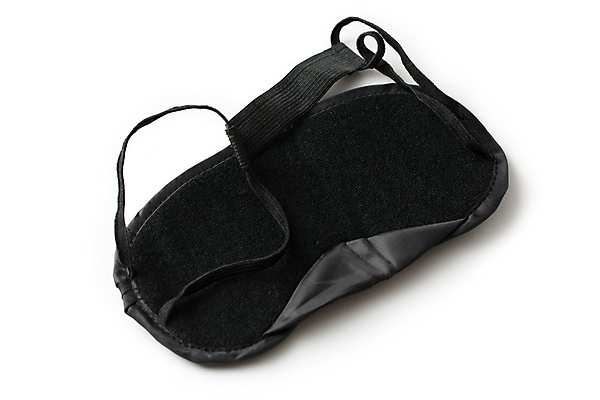 포토 JPG 해외이미지 줄 여행 휴식 건강 가면 사람없음 검은색 어둠 침묵 덮개 흰색 직물 잠 보호 야간 오브젝트 고립 대패 돌봄 시각장애인 해외202004 해외포토 자연요소 컬러 컨셉 모션 소리 뚜껑 장애인 파일형식 이미지허브